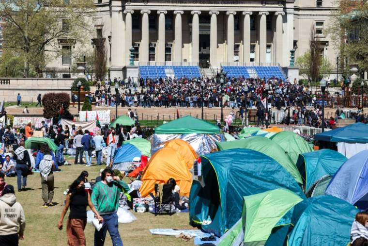 Des manifestants pro-palestiniens et des tentes sur le campus de l'université Columbia, à New York, aux Etats-Unis, le 22 avril 2024 ( AFP / CHARLY TRIBALLEAU )