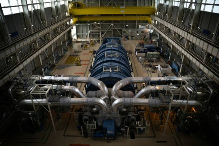 Le groupe turbo-alternateur dans la "zone des machines" de la centrale nucléaire de Flamanville, le 25 avril 2024 dans la Manche ( AFP / Lou BENOIST )