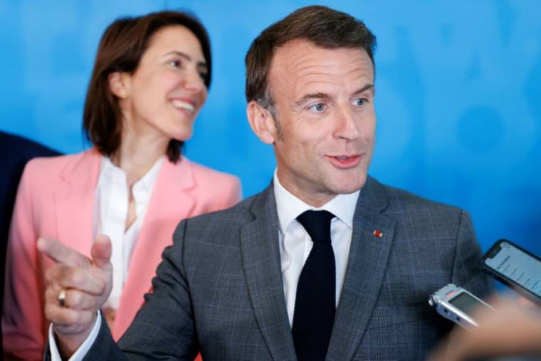 Le président Emmanuel Macron et la tête de liste du camp présidentiel aux européennes, Valérie Hayer, le 17 avril 2024 à Bruxelles  ( AFP / Ludovic MARIN )