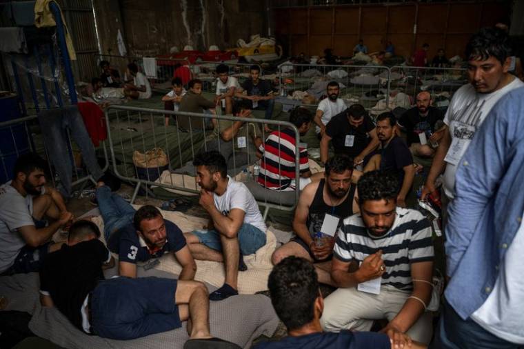 Des migrants au port de Kalamata en Grèce après avoir été secourus d'un naufrage