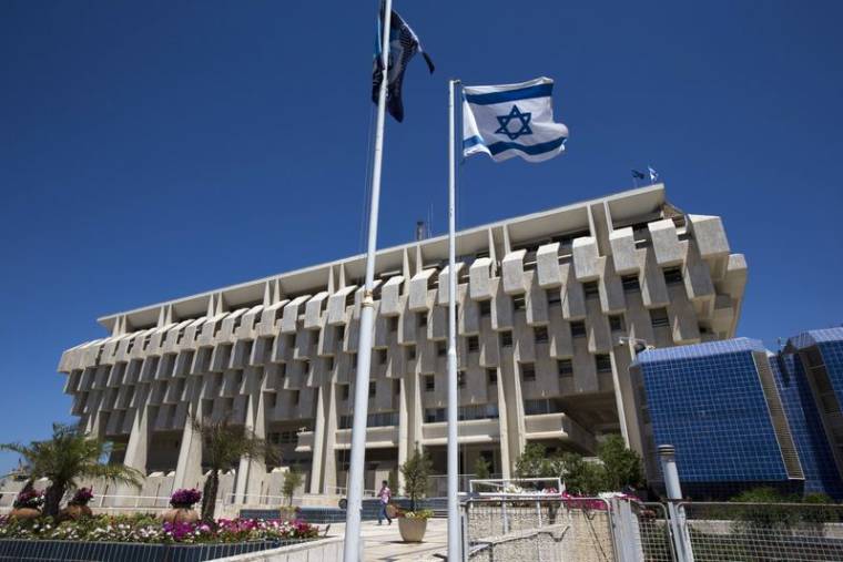 Un drapeau israélien flotte devant le bâtiment de la Banque d'Israël à Jérusalem