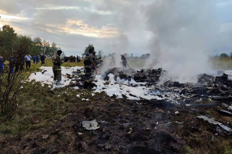 Des équipes de secours sur le site du crash aérien qui a coûté la vie au patron du groupe paramilitaire Wagner Evguéni Prigojine, le 23 août 2023 dans la région de Tver, en Russie ( RUSSIAN INVESTIGATIVE COMMITEE / Handout )