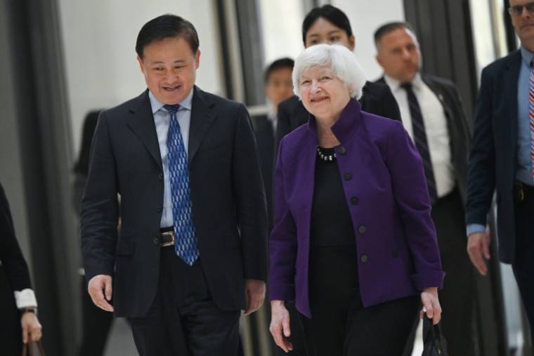 La secrétaire américaine au Trésor, Janet Yellen, et le gouverneur de la Banque centrale chinoise Pan Gongsheng, au siège de l'institution monétaire chinoise à Pékin, le 8 avril 2024 ( AFP / Pedro Pardo )
