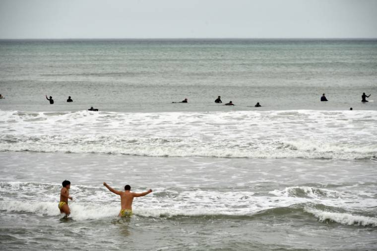 Des baigneurs sur La Grande Plage à Biarritz, le 6 mars 2024  ( AFP / GAIZKA IROZ )