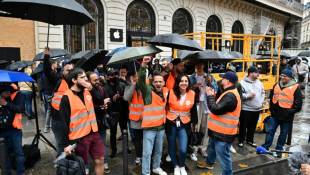 Des salariés d'Apple en grève, rassemblés devant le magasin du groupe américain à Paris, le 22 septembre 2023 ( AFP / Miguel MEDINA )