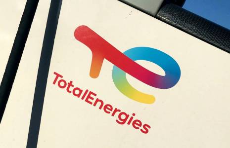 Logo TotalEnergies sur une pompe de station-service du groupe. (Crédit: L. Grassin / )