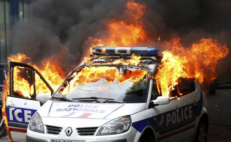 VALLS ET CAZENEUVE DEMANDENT DE LOURDES SANCTIONS APRÈS LES VIOLENCES ANTI-POLICIERS