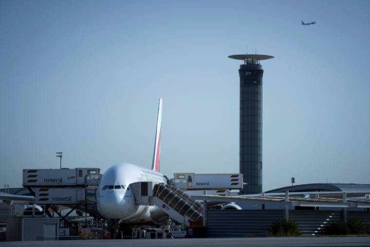 Les opérations aériennes resteront très perturbées jeudi en France malgré la levée d'un préavis de grève du syndicat majoritaire des contrôleurs aériens, avec notamment 75% des vols annulés à Orly et 55% à Roissy ( AFP / JOEL SAGET )