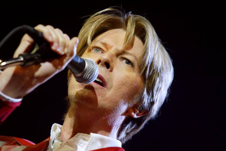 le chanteur britannique David Bowie se produit, le 24 septembre 2002 sur la scène du Zénith à Paris. ( AFP / MARTIN BUREAU )