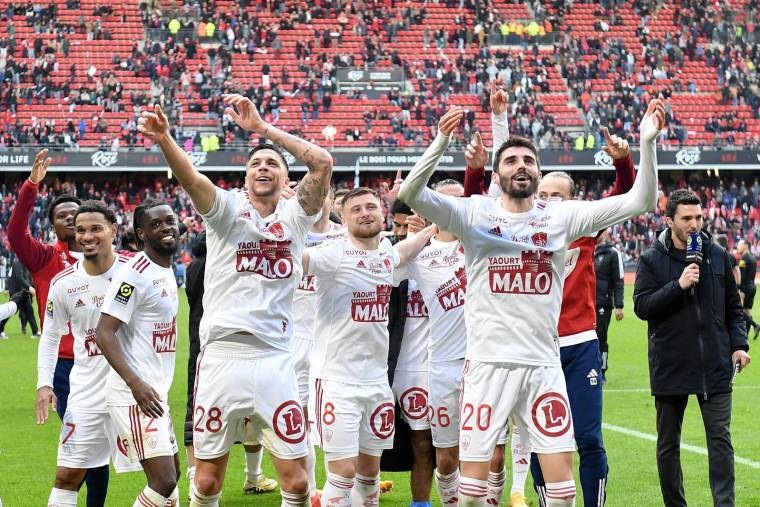 Les joueurs de Brest accueillis en héros par les supporters après la victoire dans le derby