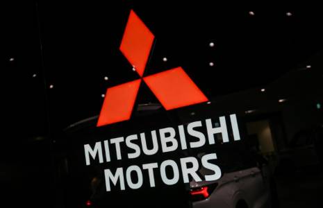 Le constructeur automobile japonais Mitsubishi Motors annonce avoir été condamné aux Etats-Unis à payer un milliard de dollars de dommages-intérêts dans une affaire d'accident de la route impliquant l'un de ses véhicules ( AFP / Yuichi YAMAZAKI )