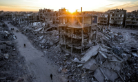 Coucher de soleil sur les ruines de Rafah, dans le sud de la bande de Gaza, le 20 janvier 2025 ( AFP / BASHAR TALEB )