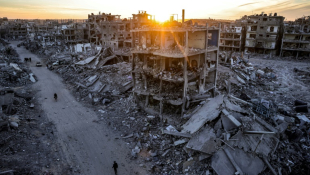 Coucher de soleil sur les ruines de Rafah, dans le sud de la bande de Gaza, le 20 janvier 2025 ( AFP / BASHAR TALEB )