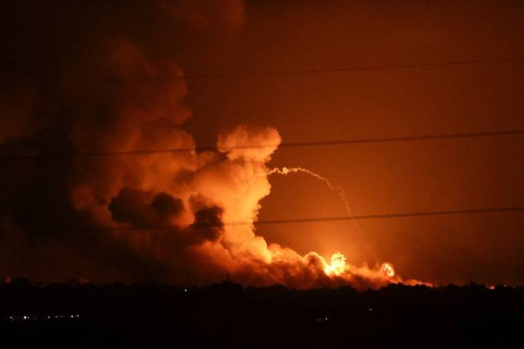 Fumée et flammes lors des frappes israéliennes dans la bande de Gaza, vues du côté israélien de la frontière avec Gaza