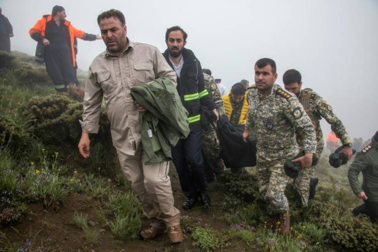 Des équipes de secours récupèrent des corps sur le site d'un crash d'hélicoptère dans lequel le président iranien Ebrahim Raïssi a trouvé la mort, le 20 mai 2024 à Varzaghan, dans le nord-ouest de l'Iran ( MOJ News Agency / AZIN HAGHIGHI )