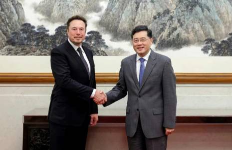 Photo de la poignée de mains entre le patron de Tesla Elon Musk et le ministre des Affaires étrangères chinois Qin Gang le 30 mai 2023 à Pékin lors d'un entretien ( Ministry of Foreign Affairs of the People's Republic of China / Handout )