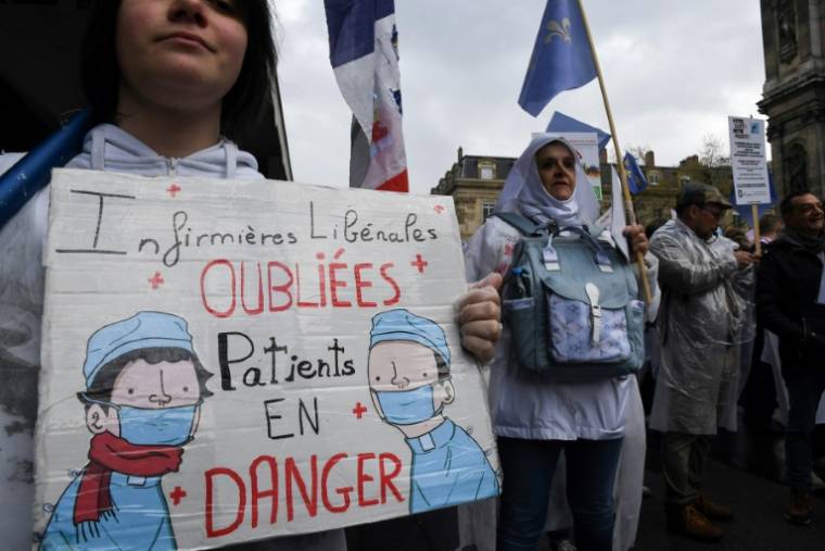 Manifestation des infirmières libérales pour une revalorisation de leur tarif de base face à l'inflation, le 4 avril 2024 à Paris ( AFP / Mehdi FEDOUACH )