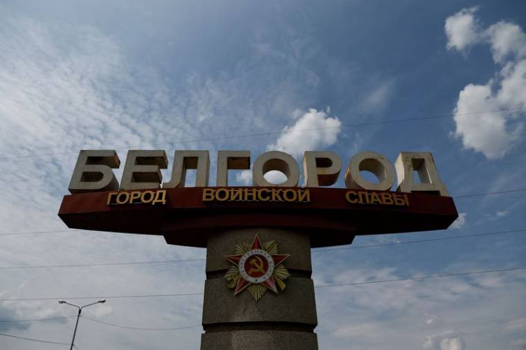 Une stèle affichant le message "Belgorod. Ville de gloire militaire"
