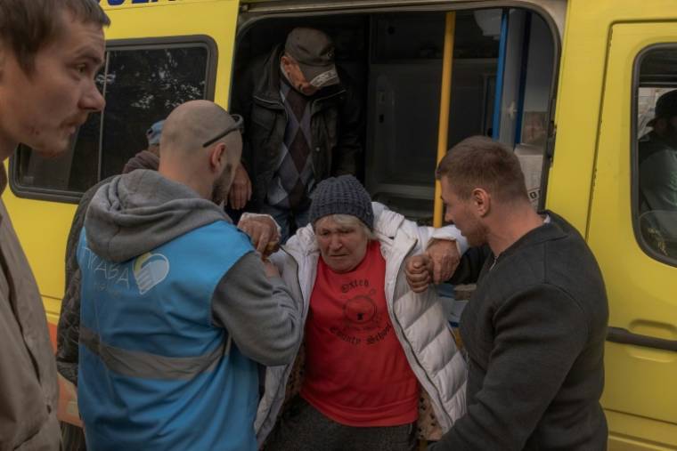 Une habitante évacuée de Lyptsi arrive à un point d'enregistrement à Kharkiv, le 11 mai 2024 en Ukraine ( AFP / Roman PILIPEY )