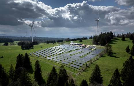 Une ferme de panneaux solaires et des éoliennes sur les hauteurs de Saint-Imier, en Suisse, le 8 mai 2024 ( AFP / Fabrice COFFRINI )