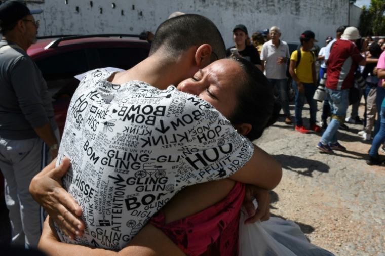 Un homme arrêté pendant les violences post-électorales au Venezuela embrasse une de ses proches à sa sortie de prison, le 16 novembre 2024 à Tocuyito ( AFP / Gabriela Perez )