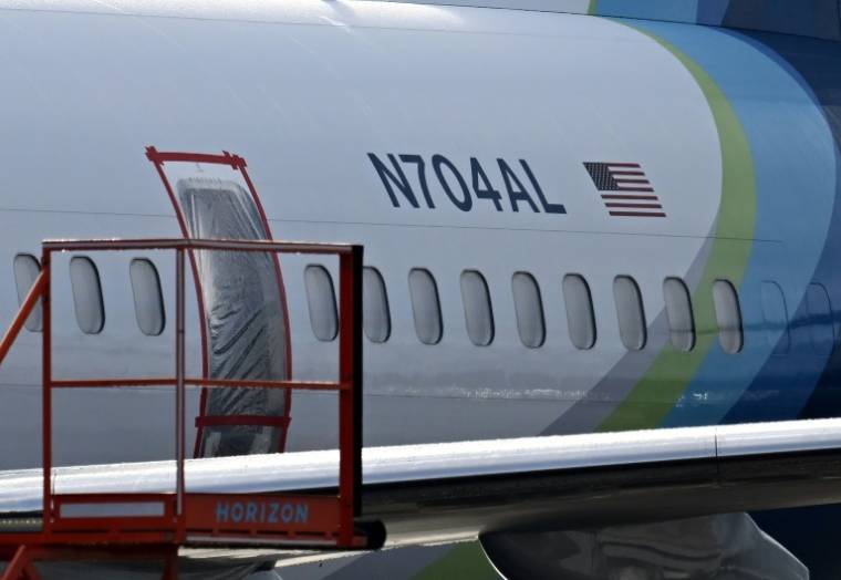 Le Boeing 737 MAX 9 de la compagnie Alaska Airlines, qui a perdu une porte-bouchon en vol, à l'aéroport de Portland (Oregon) le 23 janvier 2024 ( AFP / Patrick T. Fallon )