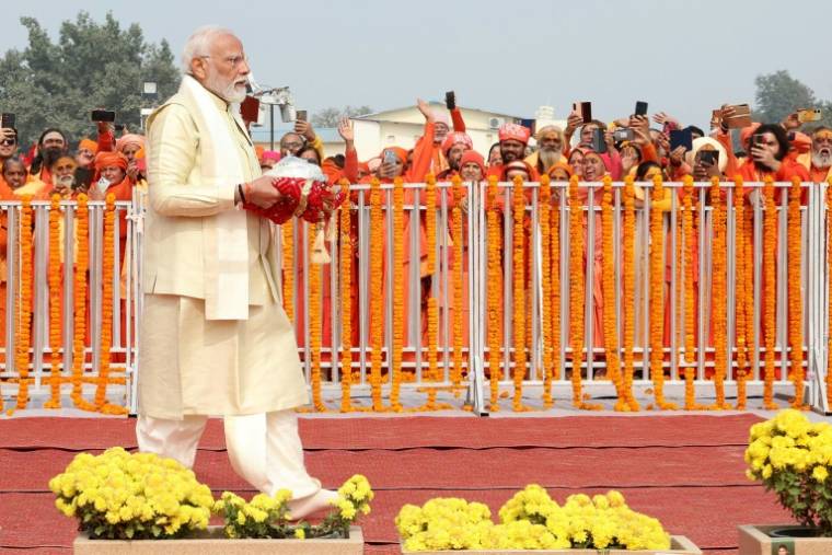 Photo diffusée par le Bureau d'information de la presse indienne (PIB), le 22 janvier 2024, du Premier ministre Narendra Modi portant une offrande lors de l'inauguration du temple Ram Mandir, à Ayodhya  ( PIB / - )