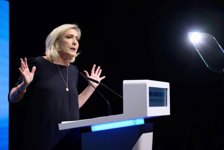 La cheffe de file des députés du Rassemblement national, Marine Le Pen lors d'un meeting de campagne pour les élections européennes, le 1er mai 2024 à Perpignan, dans les Pyrénées-Orientales ( AFP / Ed JONES )