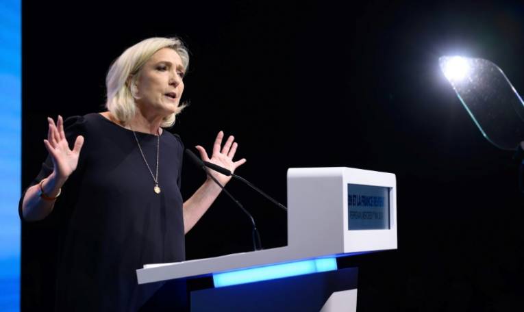 La cheffe de file des députés du Rassemblement national, Marine Le Pen lors d'un meeting de campagne pour les élections européennes, le 1er mai 2024 à Perpignan, dans les Pyrénées-Orientales ( AFP / Ed JONES )