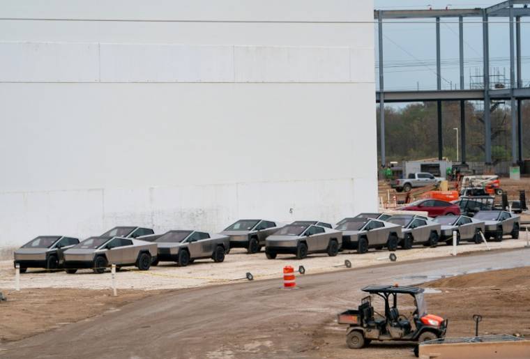 Des pick-up électriques Cybertruck de Tesla, à l'extérieur de l'usine d'Austin (Texas) le 30 novembre 2023 ( AFP / SUZANNE CORDEIRO )