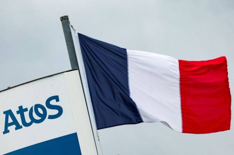 Le logo d'Atos à côté du drapeau français