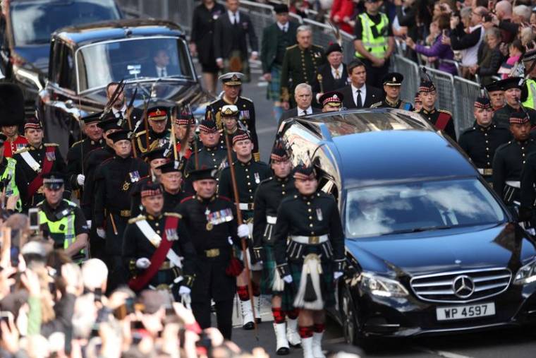 Le roi Charles III, la princesse Anne, le prince Andrew et le prince Edward suivent le corbillard transportant le cercueil de la reine Elizabeth II