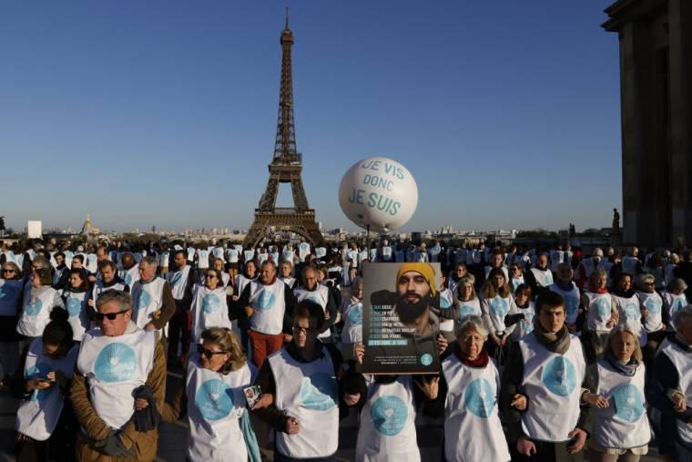 Une manifestation contre l'euthanasie à Paris, le 4 avril 2023. ( AFP / GEOFFROY VAN DER HASSELT )