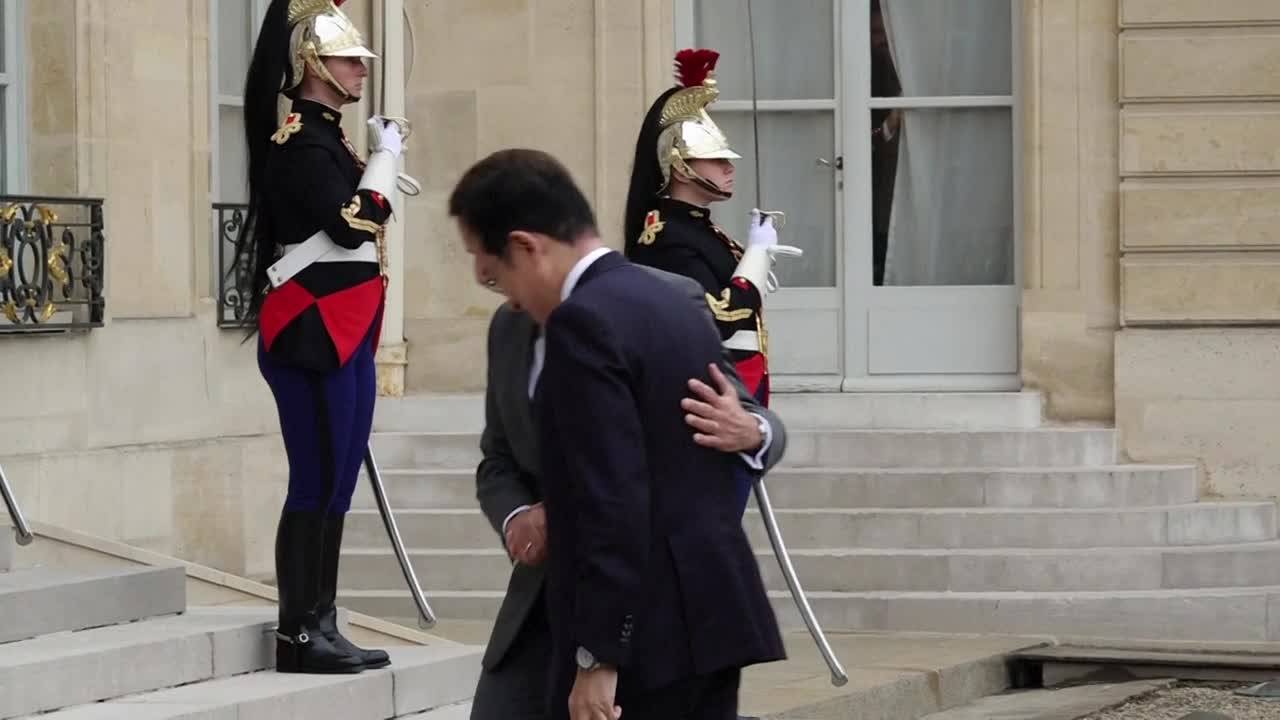 Emmanuel Macron accueille le Premier ministre japonais à l'Elysée