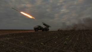 Des soldats ukrainiens ouvrent le feu avec un lance-roquettes multiple dans la région de Kharkiv, le 15 mai 2024 ( AFP / Roman PILIPEY )