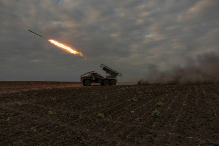 Un lance-roquettes multiples ukrainien près de positions russes, dans la région de Kharkiv en Ukraine le 15 mai 2024 ( AFP / Roman PILIPEY )