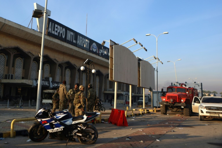 Des combattants antirégime patrouillent à l'extérieur de l'aéroport de la ville d'Alep, dans le nord de la Syrie, le 2 décembre 2024 ( AFP / AAREF WATAD )