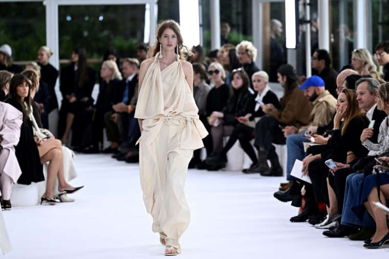 Défilé Issey Miyake pour la collection de prêt-à-porter féminin printemps-été 2025 dans le cadre de la semaine de la mode de Paris, à Paris le 27 septembre 2024 ( AFP / JULIEN DE ROSA )