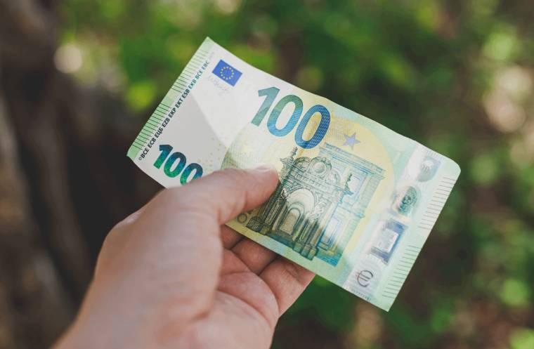 Qui va toucher l'indemnité inflation de 100 euros promise par le gouvernement ? ( Crédits: © hdesert - stock.adobe.com)