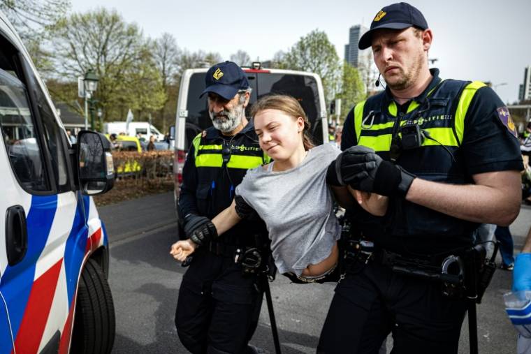 La militante suédoise pour le climat Greta Thunberg interpellée lors d'une manifestation organisée par le groupe écologiste Extinction Rebellion à laquelle elle participait, le 6 mars 2024 à à La Haye ( ANP / Ramon van Flymen )