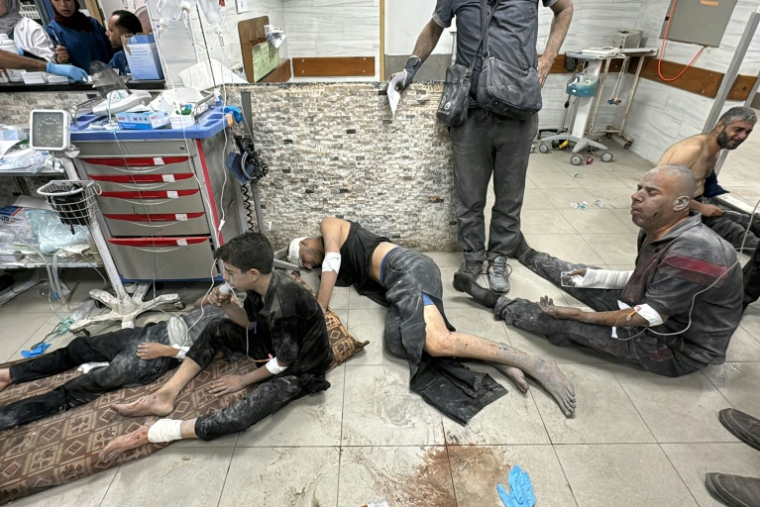 Des Palestiniens blessés dans l'hôpital Kamal Adwan après une frappe israélienne à Beit Lahia, dans le nord de la bande de Gaza, le 19 octobre 2024 ( AFP / Islam AHMED )