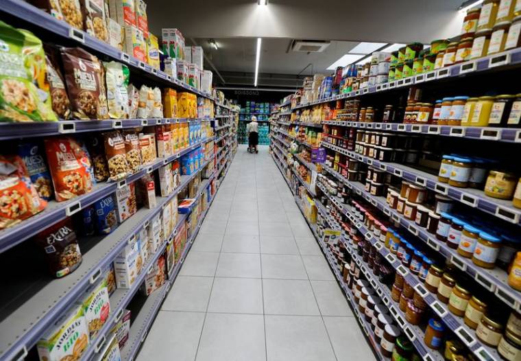 Un client fait ses courses dans un supermarché à Nice