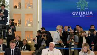 (De gauche à droite) Le président français Emmanuel Macron, le pape François et la Première ministre italienne Giorgia Meloni au sommet du G7 à Savelletri (Italie), le 14 juin 2024 ( AFP / Tiziana FABI )