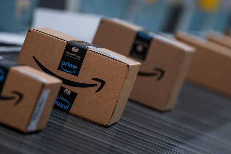Des cartons d'Amazon prêts à être livrés pendant le Cyber Monday dans un entrepôt de l'entreprise à Robbinsville, aux États-Unis