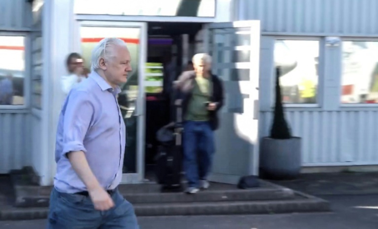 Julian Assange à l'aéroport londonien de Stansted après sa libération, le 24 juin 2024 ( WikiLeaks / - )