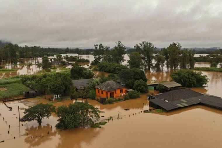 Vue aérienne des inondations à Capela de Santana, dans l'Etat du Rio Grande do sul, le 2 mai 2024 au Brésil ( AFP / CARLOS FABAL )