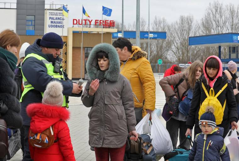 Des civils fuyant l'Ukraine à la frontière moldave, le 14 mars 2022. ( AFP / GIL COHEN-MAGEN )