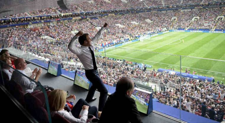 Emmanuel Macron ne masquait pas sa joie lors de la victoire des Bleus en finale le 15 juillet ! (© AFP / A. Nikolsky)