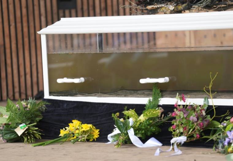 Un cercueil rempli d'eaux polluées lors de  "funérailles" d'un fjord, dont l'écosystème a été asphyxié par les activités humaines, le 6 mars 2024 à Vejle, au Danemark ( Ritzau Scanpix / Claus Fisker )