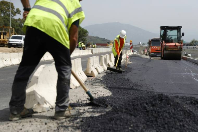 Des ouvriers sur le chantier de construction d'une route en Corse près d'Ajaccio, le 21 juin 2023 ( AFP / Pascal POCHARD-CASABIANCA )